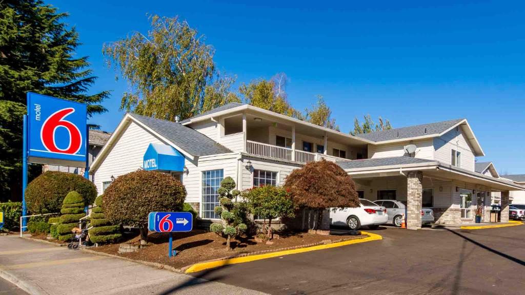 Motel 6 Portland Mall - 205 Main image 1